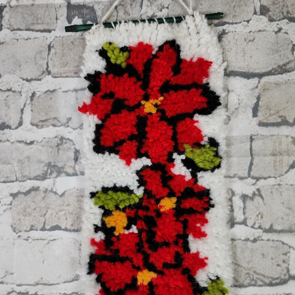 Vintage Christmas Hook Rug Wall Hanging Poinsettia Red White 41" L - Picture 3 of 12